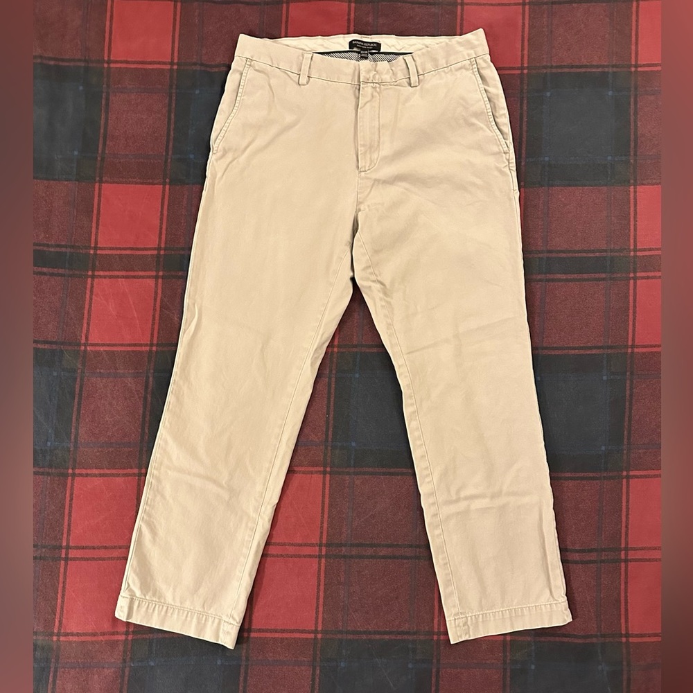 Banana Republic Emerson Chinos in Light Khaki / Stone